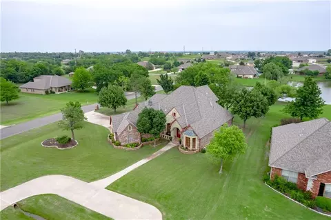 2900 Twin Lake Dr, Moore, OK 73165