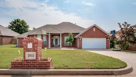 2052 Camelot Dr, Midwest City, OK 73130
