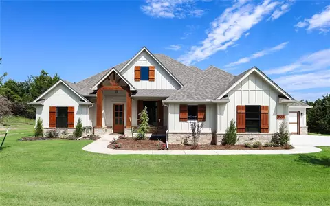 9100 Prairie Farms Dr, Mustang, OK 73064