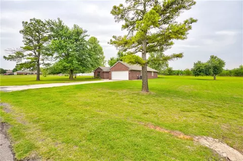 2261 Bob White Dr, Tuttle, OK 73089 photo 2