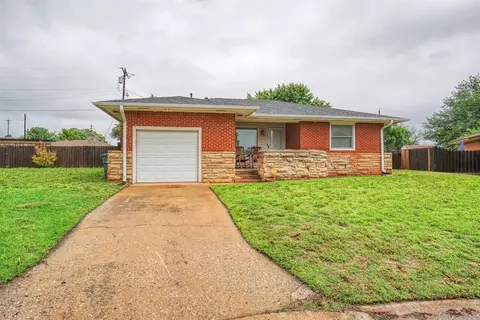 1032 Circle Dr, Clinton, OK 73601