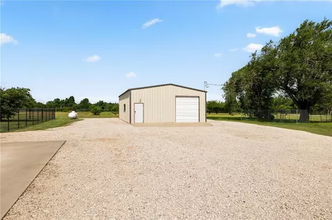 317 N Richland Rd, Tuttle, OK 73089 photo 3