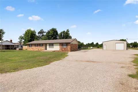 317 N Richland Rd, Tuttle, OK 73089 photo 2