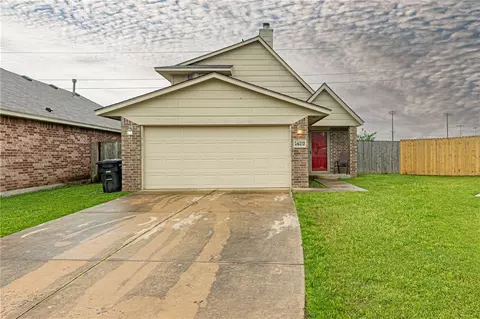 1422 SW 25th St, Moore, OK 73170