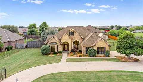 927 NE 27th St, Moore, OK 73160