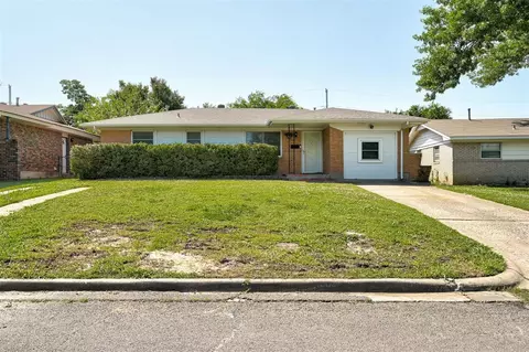 632 SW 2nd St, Moore, OK 73160