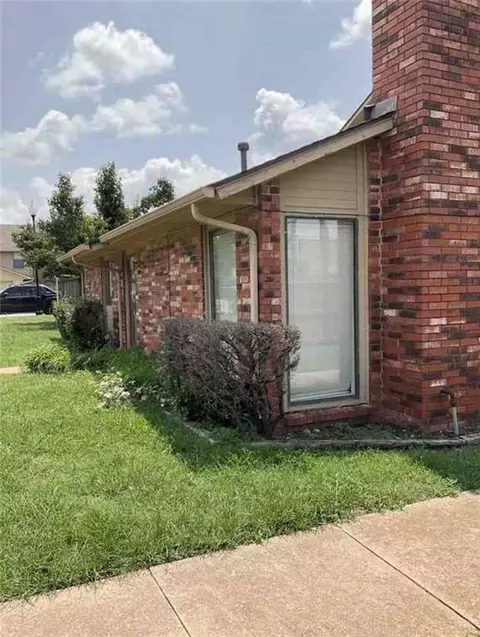 1221 Sequoyah St #B, Edmond, OK 73003