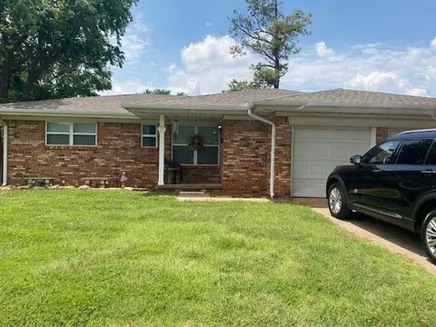 907 NW 7th St, Lindsay, OK 73052