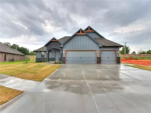 5113 Hambletonian Ln, Mustang, OK 73064