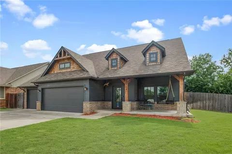 2104 Avondale Dr, Moore, OK 73160