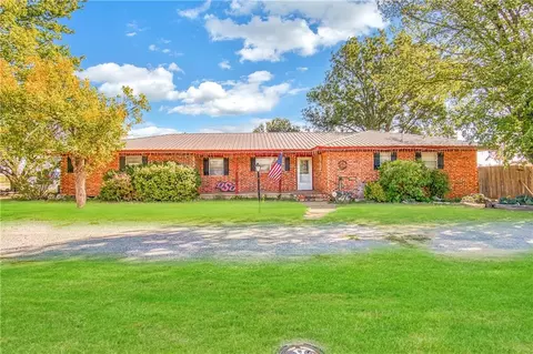 604 N Sheb Wooley Ave, Erick, OK 73645