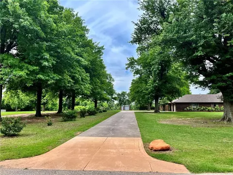 804 Pecan St, Tuttle, OK 73089 photo 3