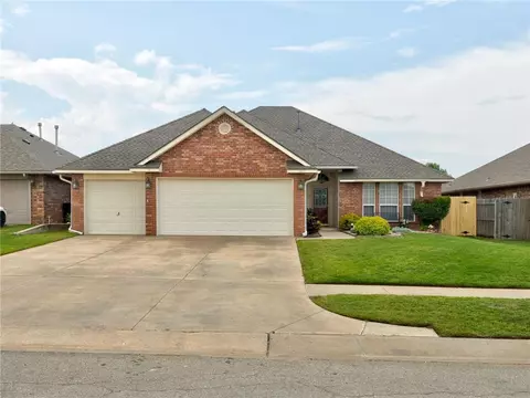 917 SW 38th St, Moore, OK 73160
