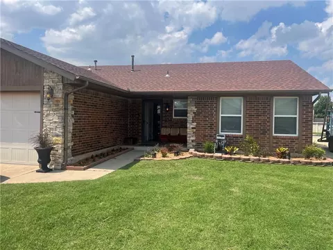 921 SW 11th St, Moore, OK 73160