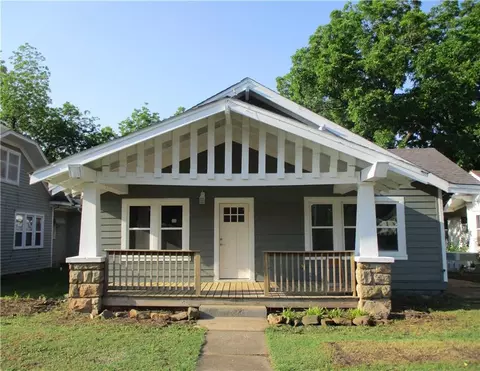 723 E Maple St, Cushing, OK 74023 photo 3