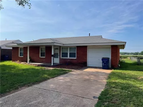 415 Pryor Dr, Lindsay, OK 73052