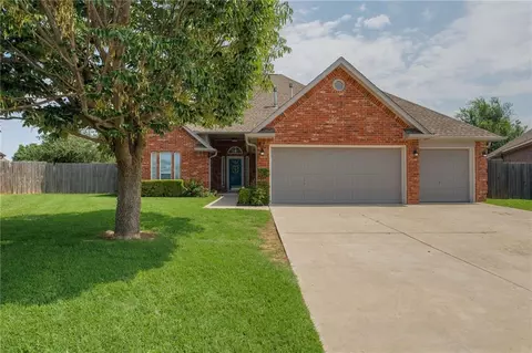 841 SW 41st St, Moore, OK 73160