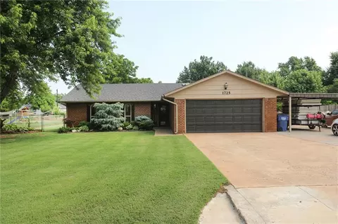 1725 W Lakeaire Dr, Mustang, OK 73064