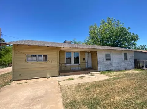 205 W Mimulus Ave, Frederick, OK 73542
