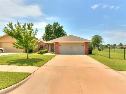 724 SW 10th St, Moore, OK 73160