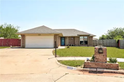 1229 NE 24th St, Moore, OK 73160