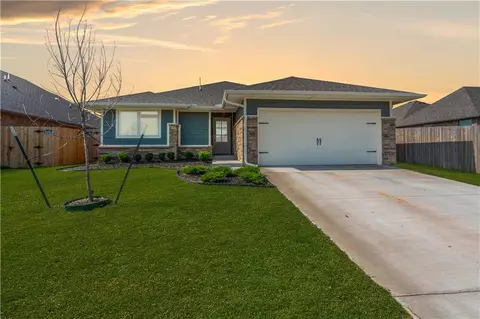 12916 SW 6th St, Yukon, OK 73099