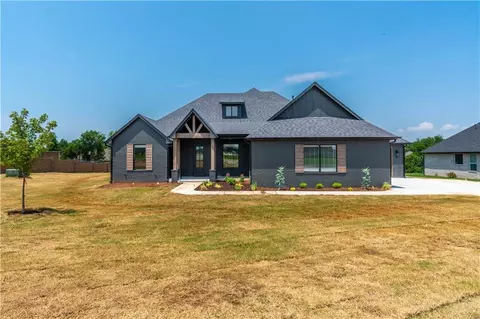 1043 Colonial Ave, Tuttle, OK 73089