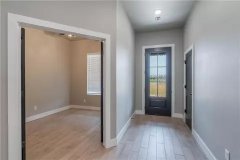 1043 Colonial Ave, Tuttle, OK 73089 photo 3