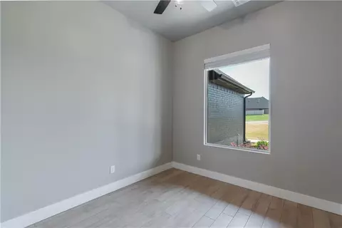 1043 Colonial Ave, Tuttle, OK 73089 photo 4