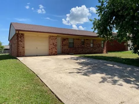 1207 Whispering Glenn St, Tecumseh, OK 74873