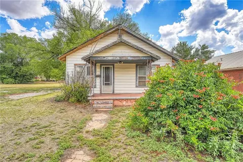 404 N 3rd St, Sayre, OK 73662