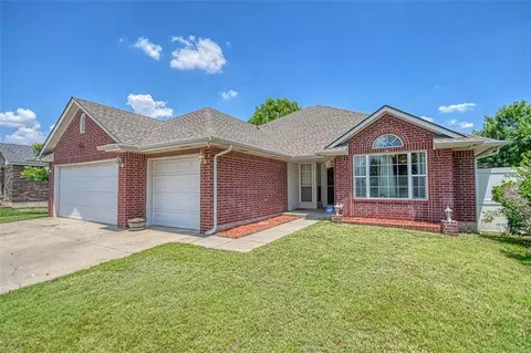 2512 Highland Dr, Moore, OK 73160