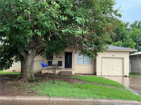 512 W Martha St, Altus, OK 73521 photo 2