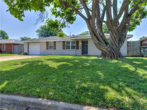 820 E Steed Dr, Midwest City, OK 73110