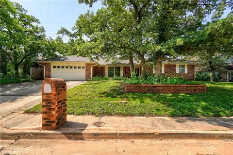 1204 Ridgecrest Rd, Edmond, OK 73013