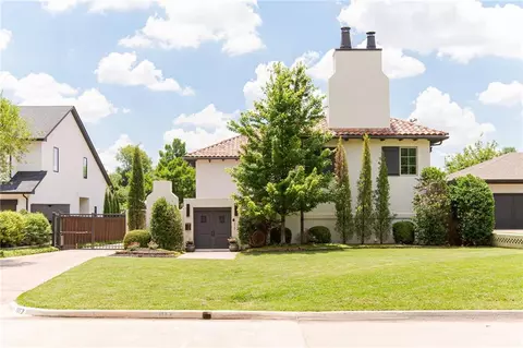 1112 Hemstead Pl, Nichols Hills, OK 73116