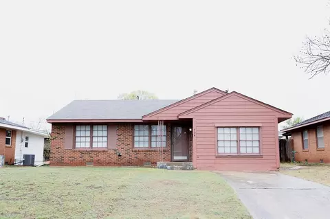 704 Santa Fe Dr, Clinton, OK 73601