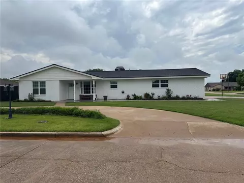 106 Sandra Rd, Clinton, OK 73601
