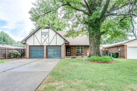 525 Larkspur Ln, Edmond, OK 73003