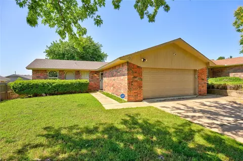 1004 NW 25th St, Moore, OK 73160