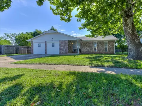 516 S Heights Dr, Mustang, OK 73064