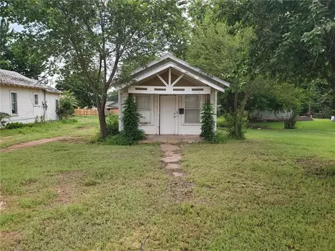 311 S 11th St, Clinton, OK 73601