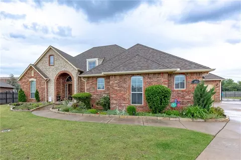 2817 Land Run Rd, Moore, OK 73160