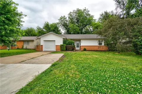 807 N Berry Rd, Norman, OK 73069