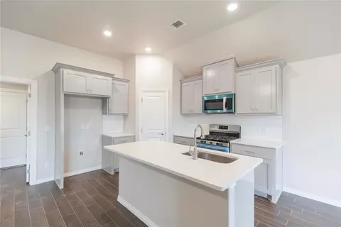 5505 Malpaso Creek Dr, Mustang, OK 73064