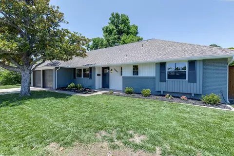 3005 Chaucer Dr, The Village, OK 73120