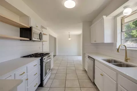 1020 NW 22nd St, Moore, OK 73160