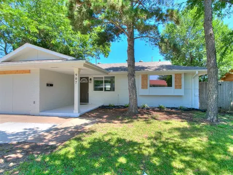 907 SW 1st St, Moore, OK 73160