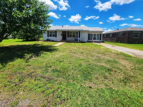 309 S 5th St, Medford, OK 73759