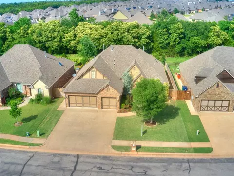 19700 Crest Ridge Dr, Edmond, OK 73012